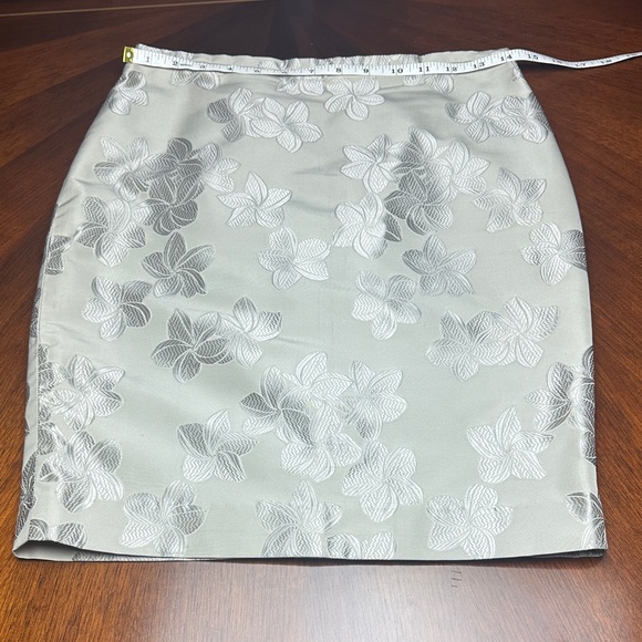 Armani Shimmery Floral Jacquard Skirt – Elegant Silver Silk Blend Size 4 - Picture 6 of 11